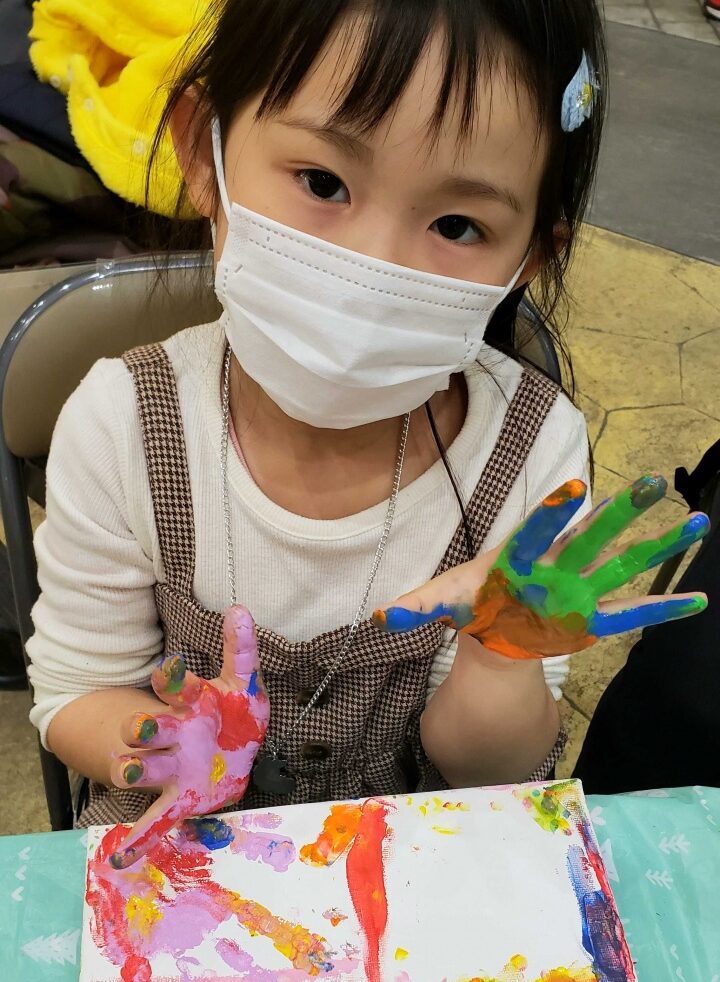 絵の具を手に塗る子ども
