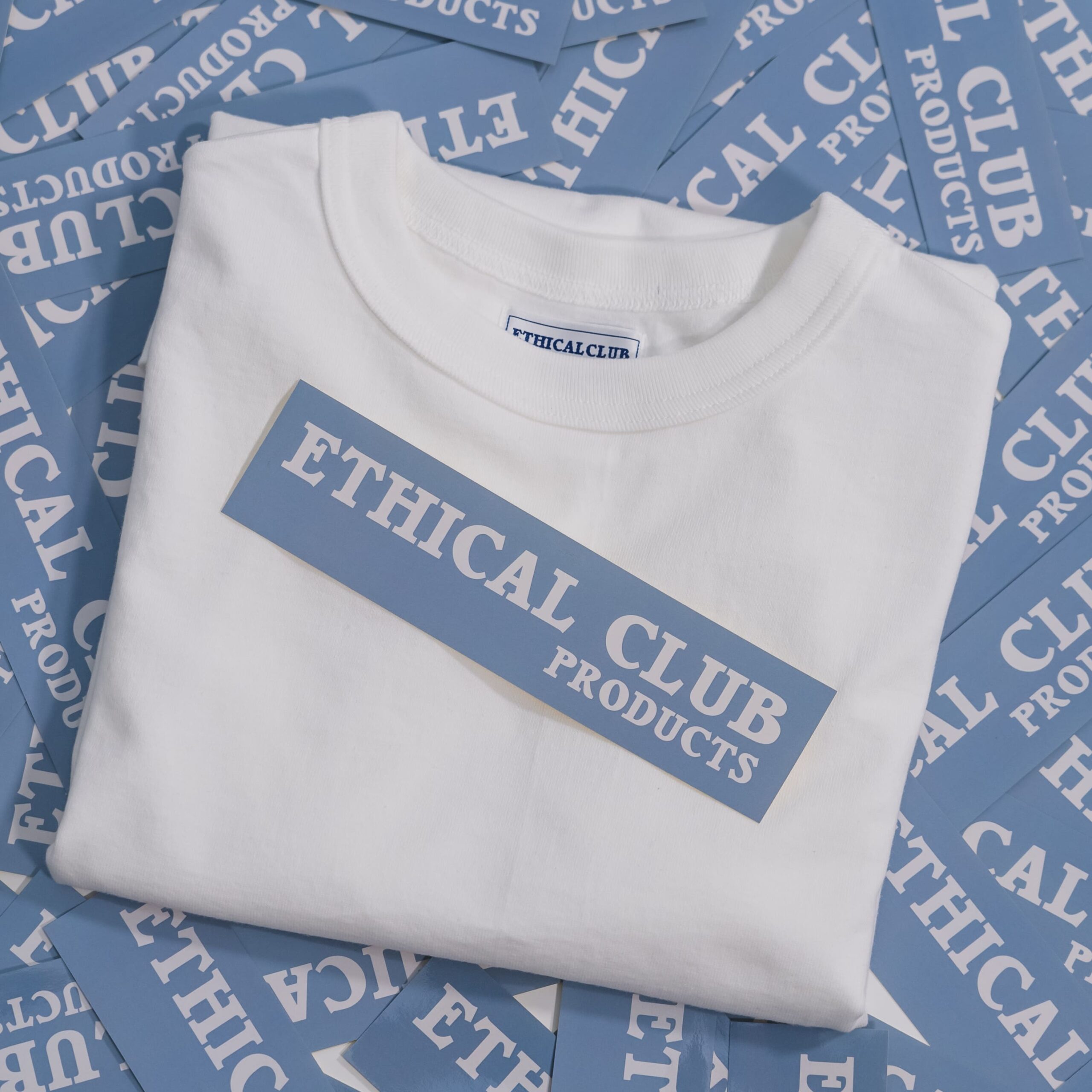 ETHICAL CLUBのステッカーと白Tシャツ